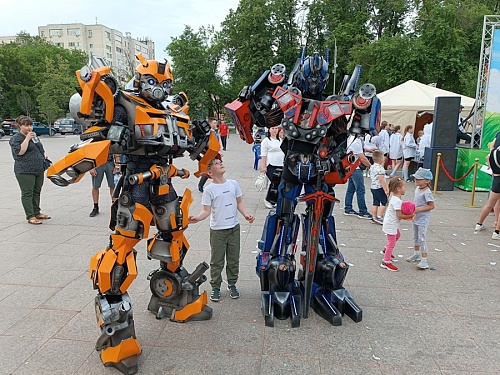 В День защиты детей в Тюмени провели шоу роботов и флешмоб с мыльными пузырями