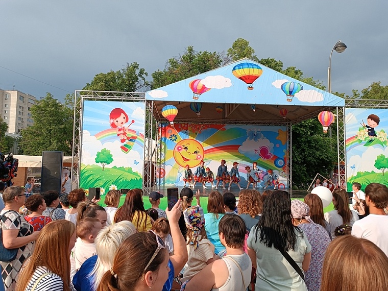 В День защиты детей в Тюмени провели шоу роботов и флешмоб с мыльными пузырями