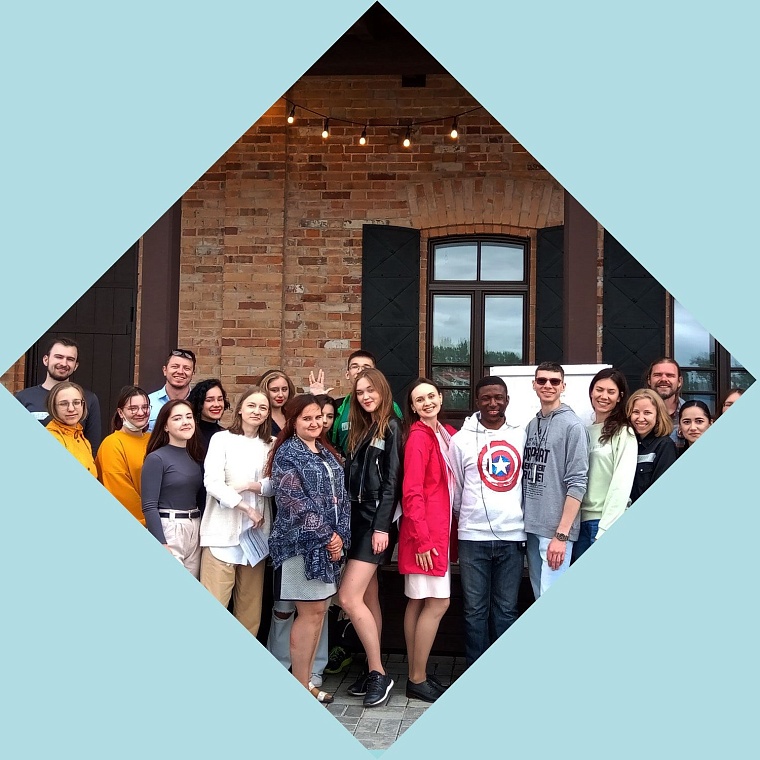 Афиша на уик-энд: День города онлайн, музейные затеи и модный показ