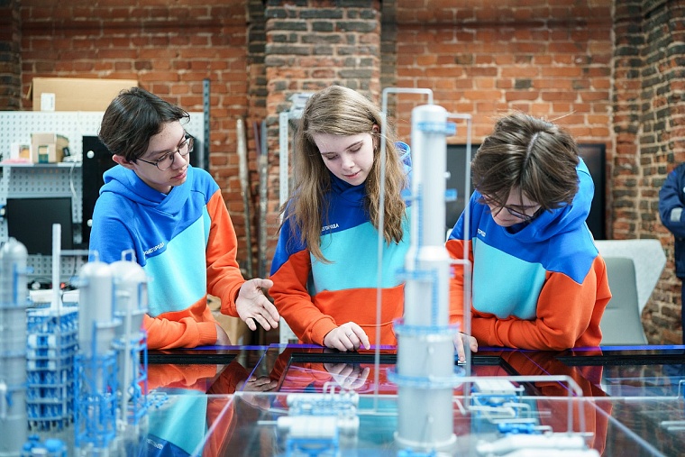 40% российских школьников считают рабочие профессии более престижными, чем офисные