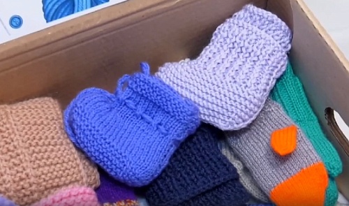 Тюменские "серебряные волонтеры" сделали подарок роддому Краснодона