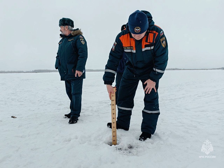 Сотрудники МЧС проверили лед на Андреевском озере под Тюменью и напомнили правила для рыбаков