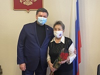 Депутат Госдумы подарил тюменкам-медикам угощения к чаю