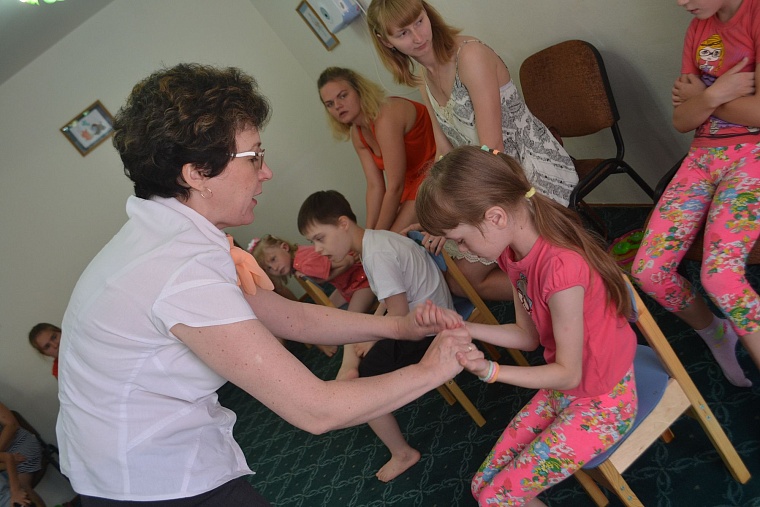 Осязаемый мир: Тюмень соединила семьи со слепоглухими детьми со всей России