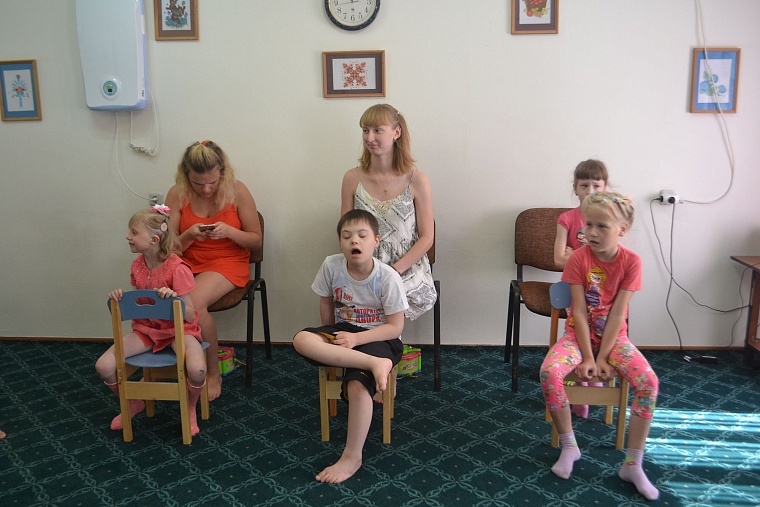 Осязаемый мир: Тюмень соединила семьи со слепоглухими детьми со всей России