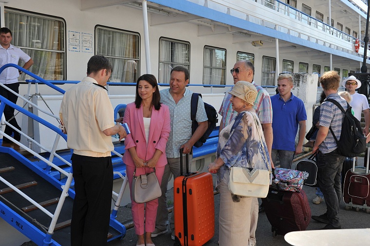 «Воронины» отправились в круиз по Волге