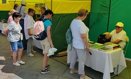 Пища для ума. Как проходит «Пикник книг» на площади Солнца