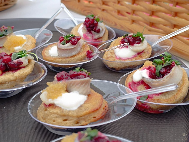 Тюменцы пробуют оладьи с щучьей икрой на фестивале "Тюменская осень"