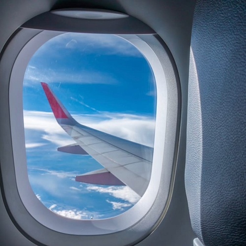 Тюменские врачи откачали подростка на борту самолета