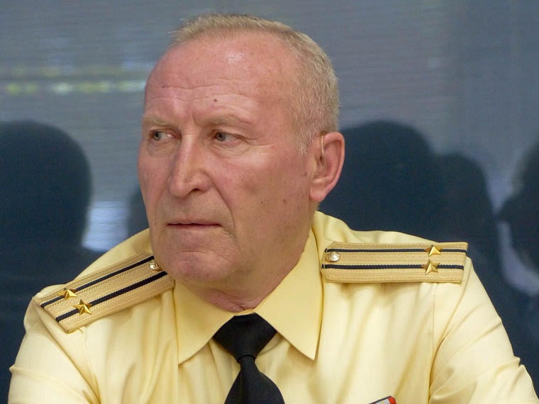 Тюменским ветеранам передали крымский флаг Победы