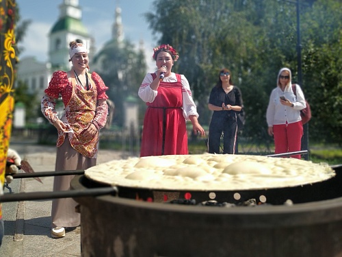В Ялуторовске на Масленицу будут печь трехметровые блины и предлагать блюда с вил и утюга