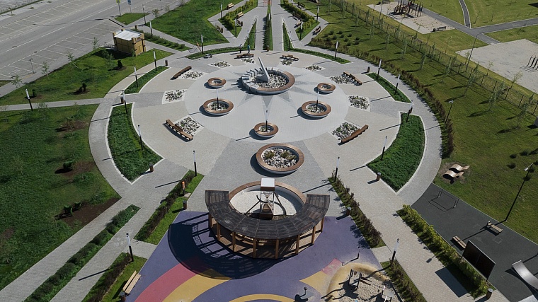 Сквер Песочные часы в Комарова. 2019 год