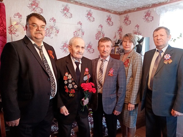 В Викуловском районе с Днем Победы поздравили ветерана войны Анатолия Кожевникова