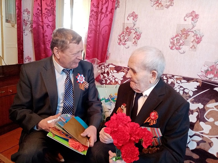 В Викуловском районе с Днем Победы поздравили ветерана войны Анатолия Кожевникова