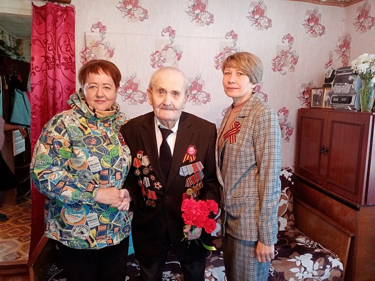 В Викуловском районе с Днем Победы поздравили ветерана войны Анатолия Кожевникова