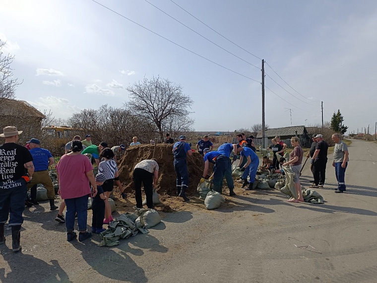 Во время паводка жители Ишимского района охотно помогают друг другу