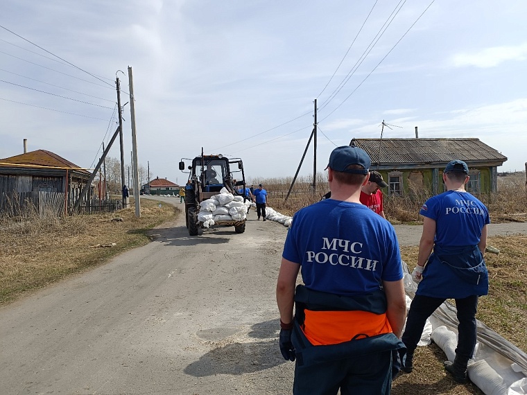 Во время паводка жители Ишимского района охотно помогают друг другу