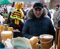Губернатор Александр Моор купил на ярмарке продукты местных производителей