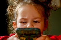 В Госдуме предложили составить перечень специальных смартфонов для школьников