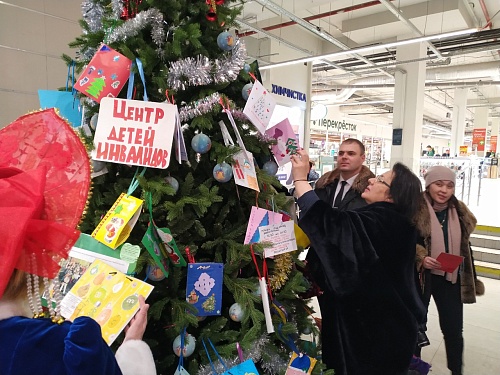 В Тюмени открылась "Ёлка желаний" для детей-инвалидов