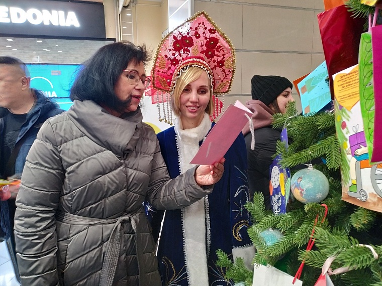 В Тюмени открылась "Ёлка желаний" для детей-инвалидов