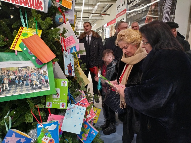 В Тюмени открылась "Ёлка желаний" для детей-инвалидов