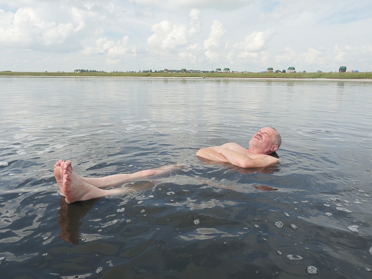 Лежишь на воде! Соленое озеро в Бердюжском районе стало еще соленее
