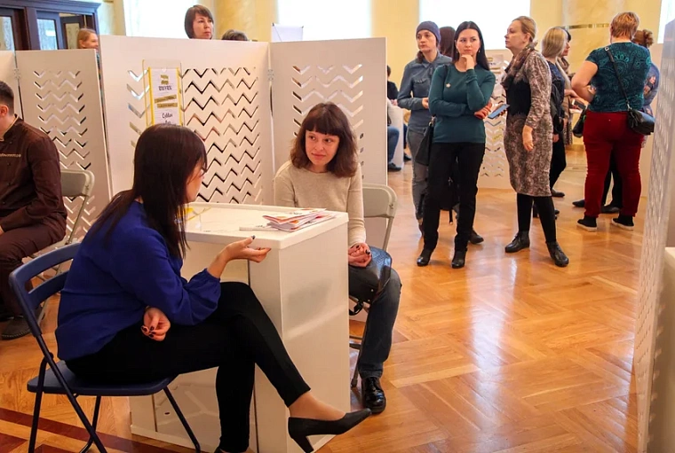 На форуме «Подростки, родители и рок-н-ролл» в Тюмени родители стоя слушали экспертов