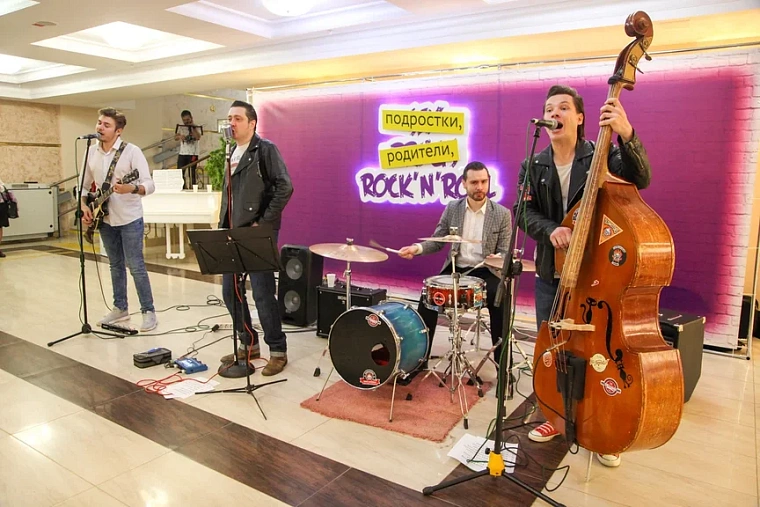 На форуме «Подростки, родители и рок-н-ролл» в Тюмени родители стоя слушали экспертов