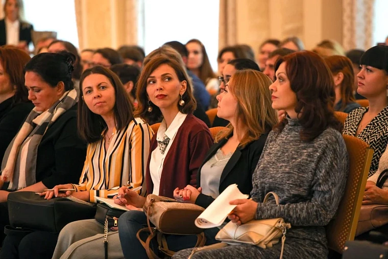 На форуме «Подростки, родители и рок-н-ролл» в Тюмени родители стоя слушали экспертов