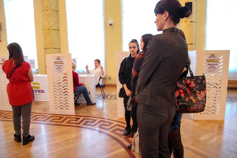 На форуме «Подростки, родители и рок-н-ролл» в Тюмени родители стоя слушали экспертов