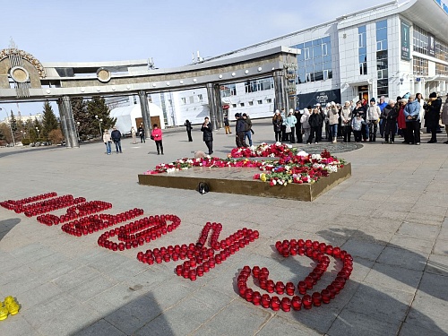 День траура в Тюмени: репортаж с Цветного бульвара, где обустроен мемориал по погибшим в теракте