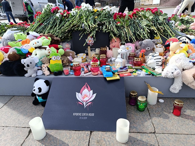 День траура в Тюмени: репортаж с Цветного бульвара, где обустроен мемориал по погибшим в теракте