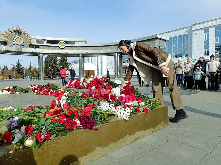 День траура в Тюмени: репортаж с Цветного бульвара, где обустроен мемориал по погибшим в теракте