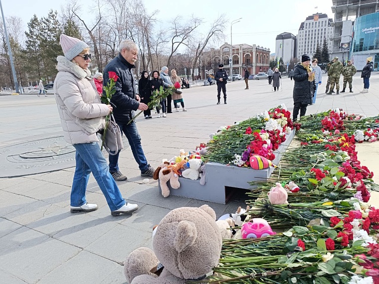 День траура в Тюмени: репортаж с Цветного бульвара, где обустроен мемориал по погибшим в теракте