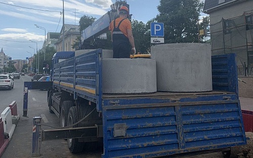 Старый коллектор под улицей Челюскинцев ремонтируют без отключения воды