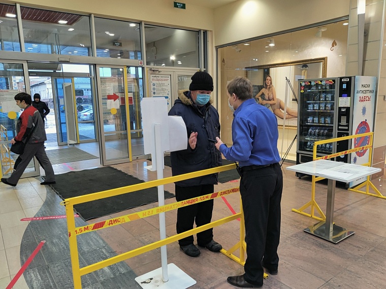 Ваши документы! Как в тюменских ТРЦ проверяют QR-коды у посетителей