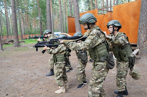 В Тюмени участники окружного этапа игры «Зарница 2.0» учатся военным специальностям