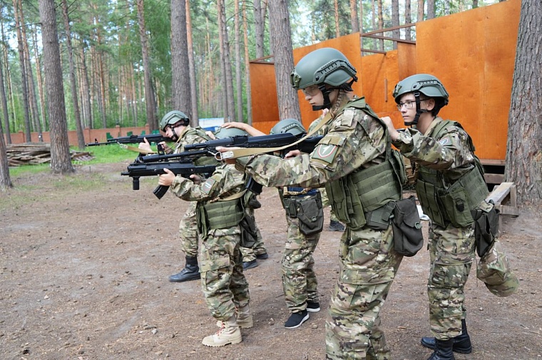 В Тюмени участники окружного этапа игры «Зарница 2.0» учатся военным специальностям