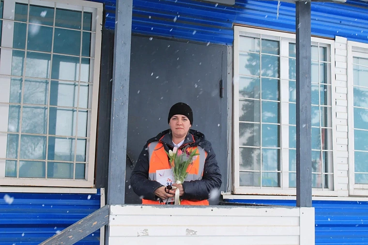 Активисты ОНФ поздравили тюменок с наступающим 8 Марта