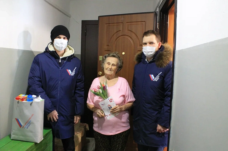 Активисты ОНФ поздравили тюменок с наступающим 8 Марта