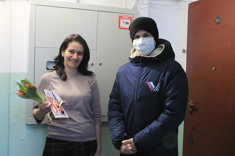 Активисты ОНФ поздравили тюменок с наступающим 8 Марта