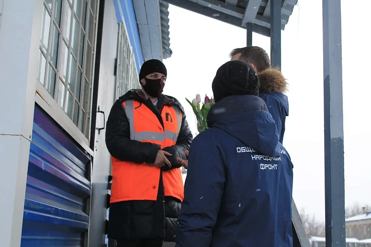 Активисты ОНФ поздравили тюменок с наступающим 8 Марта