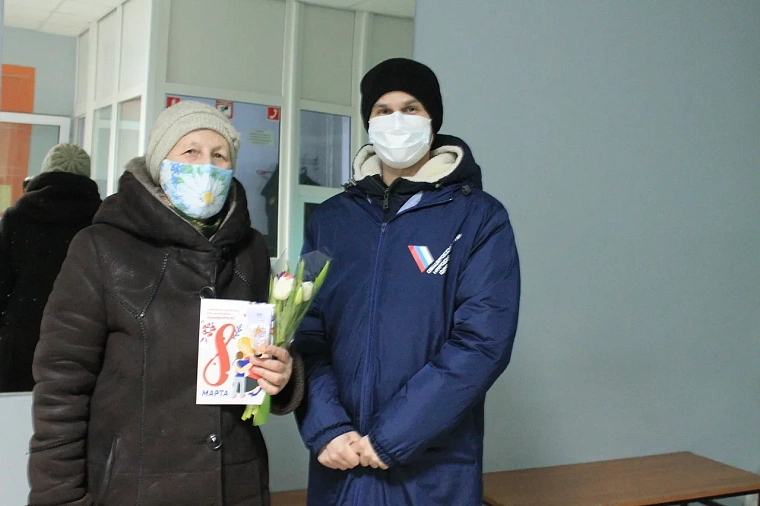 Активисты ОНФ поздравили тюменок с наступающим 8 Марта