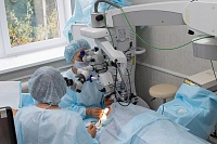 Тюменские офтальмологи вернули пациентке зрение и исправили косоглазие после травмы
