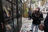 Изюминкой нового сквера Романтиков стал шкаф книгообменник