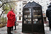 Изюминкой нового сквера Романтиков стал шкаф книгообменник
