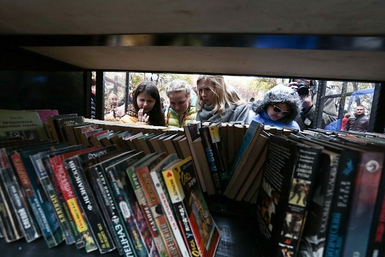 Изюминкой нового сквера Романтиков стал шкаф книгообменник