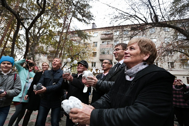 Изюминкой нового сквера Романтиков стал шкаф книгообменник