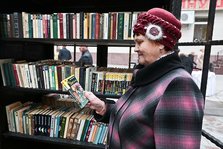 Изюминкой нового сквера Романтиков стал шкаф книгообменник